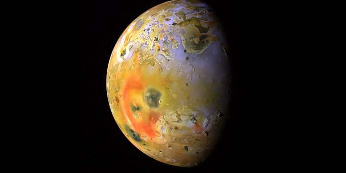 Die Ursache ist die Vulkanaktivität dieses Mondes. Io ist der vulkanisch aktivste Körper im ganzen Sonnensystem. Das Auswurfmaterial der Vulkane wird nahezu 200-300 Km hoch geschleudert.