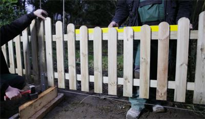 Schritt 5) Weitere Zaunelemente und Pfosten befestigen Für die folgenden Zaunelemente zuerst die Zaunbeschläge an den bereits einbetonierten Pfosten montieren.