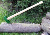 Wenn das Fällen des Baumes schwierig ist, kann ein Spalt-Hammer verwendet werden.