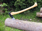 Der Spalt-Hammer wird aber meistens verwendet, damit man Holz in kleinere Teile spaltet.