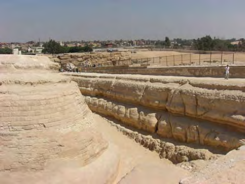 Die Seitenwände der Grube, in der der Sphinx steht, zeigt ebensolche Auswaschungen wie der Sphinx- Rücken! Das Hinterteil des Sphinx.