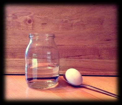 Welches Material benötige ich: Eine Glasflasche (am besten eignet sich eine Milchflache, damit die Kinder alles besser beobachten können) Ein mittleres Gurkenglas Ein Esslöffel Ein Ei Essigessenz (je