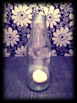 8. Durch die warme Luft in der Flasche und die kalte Luft von außen (Überdruck) gelangt das rohe Ei von allein in die Flasche.