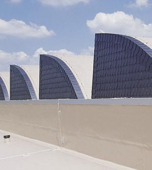 Die Konstruktion bestimmt die Funktion Beim belüfteten Dach bleibt zwischen Dachdichtungsträger und Wärmedämmschicht ein Luftraum zur Be- und Entlüftung.