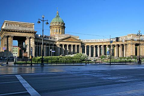 Dichters Alexander Puschkin. Danach besichtigen Sie den Ostrowski Platz mit dem imposanten Alexandriinski Theater, geschaffen von dem ital. Architekten Carlo Rossi.