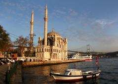 Er ist der grösste der Paläste am Bosporus mit 285 Zimmern, 46 Säalen, 6 Hamams und 68 Baderäumen auf einer Wohnfläche von 45.000 m 2.