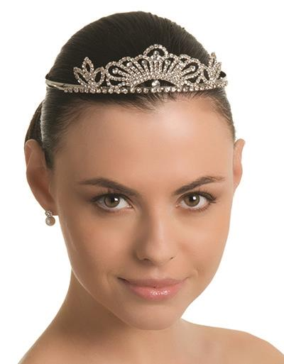 Mit einer Hochsteckfrisur können Sie jede Art von Haarschmuck für die Braut verwenden. In die seitliche Haarpartie werden Curlies mit Blumen, Perlen oder Strass- Steinen eingearbeitet.