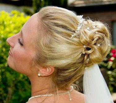2 Ratgeber Haarschmuck - Kopfschmuck für Braut & Hochzeit Brautfrisur mit Haarkamm und Haarnadeln Hochsteckfrisur mit Haarspange den Enden. So können Sie sehr einfach den Schleier daran befestigen!
