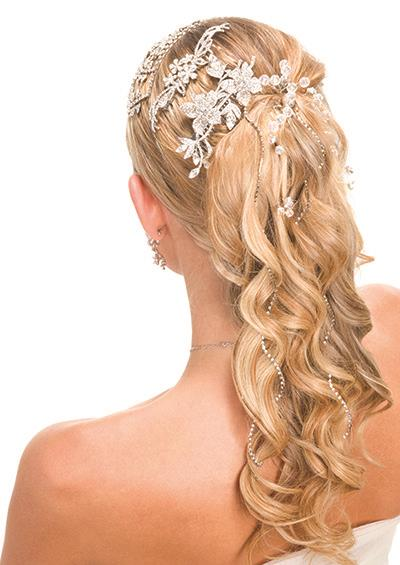 Bei dieser Brautfrisur können Sie wieder viele Arten von Haarschmuck verwenden.