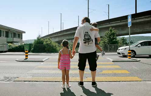 Die Strasse allein zu überqueren ist eine Halten Sie am Strassenrand an. Kinder sollten die Strasse wenn möglich auf Achten Sie darauf, dass Ihr Kind auch bei schwierige Aufgabe.