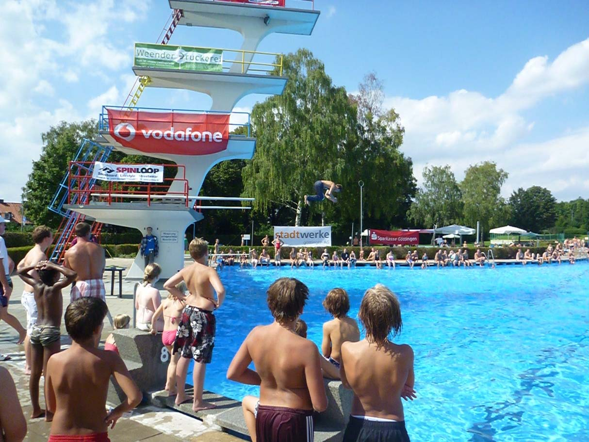 Im Wasser Springen vom 10 m Turm 13.02.