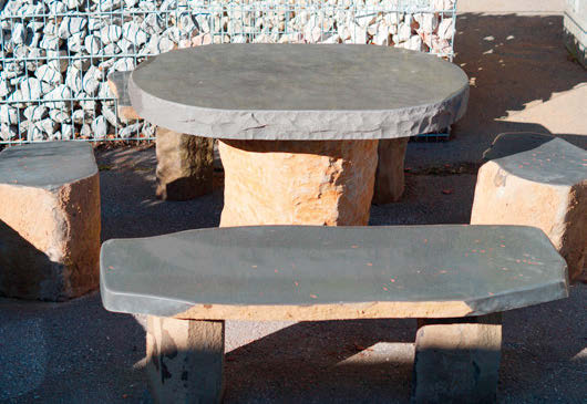 Bank Gelb halbrund Granit Sitzblöcke HELLGRAU Seiten gespalten, Sitzfläche gesägt und