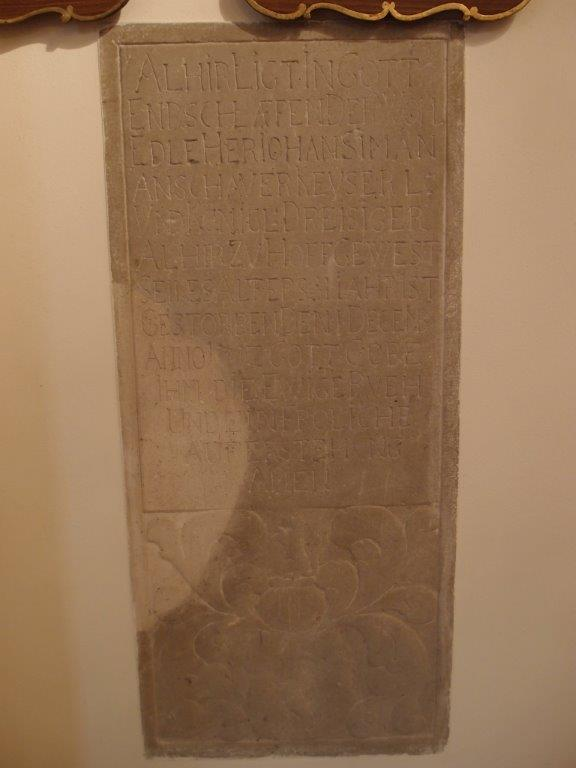Eine Steintafel an der Südwand, erinnert an das ursprüngliche barocke Grabmal das sich ca.