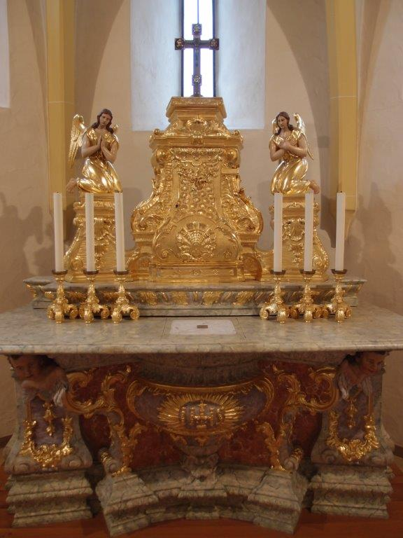 In jedem der zwei Chöre finden wir heute einen Altar: Im nördlichen Chor der Hauptaltar, er besteht aus einer reich geschnitzten, teilweise vergoldeten Mensa (aus dem lateinischen Tisch, Tafel ) und