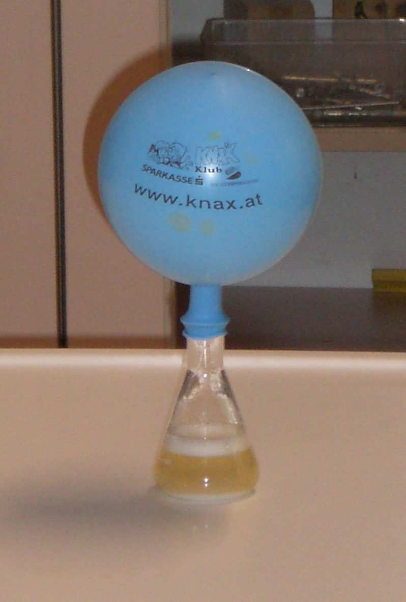 Der Flaschenluftballon ein kleine PET-Flasche (halber Liter), einen Luftballon, einen Löffel, eventuell einen kleinen Trichter, Speisesoda, Essig.