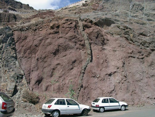 48 Kapitel 2 Gesteine und Prozesse 1 2 3 4 Besonders kann dies in mächtigeren Sills (> 50 m) stattfinden, wo die thermische Energie innerhalb des Magmenkörpers über längere Zeit erhalten bleibt.