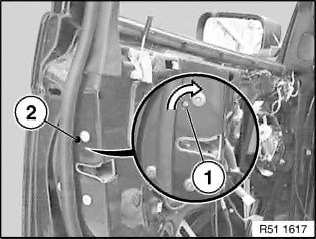 Coupé/Cabrio: Verschlusskappe (1) für nachfolgende Einstellung ausheben. Nach der Montage des Schließzylinders (51 21 140) bzw. der Abdeckung (51 21 180), Verschlusskappe (2) ausheben.