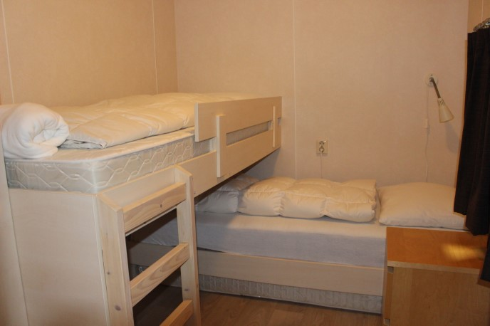 ein Zimmer mit Etagenbetten.