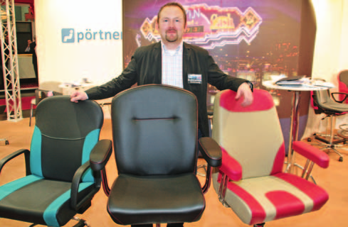 Komfort und Robustheit Seref Patir mit einem Modell aus der neuen VIP Casino Chair-Reihe. Selbstbewusst auch der Auftritt von Schneider Automaten auf der IMA.