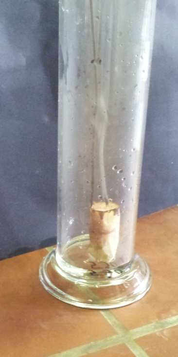 11 Materialien: Chemikalien: Standzylinder, Kerze an einem Draht Stickstoff Durchführung: Ein Standzylinder wird mit Stickstoff befüllt.