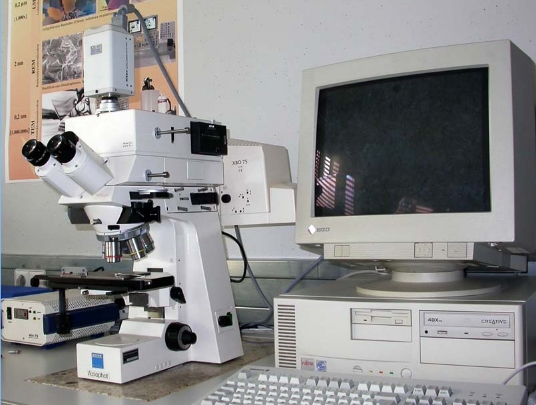 8/10 3.2 Mikroskop Beurteilt wird das Gefüge mit einem Mikroskop (Zeiss, Axioplan 2, Bj. 1997).