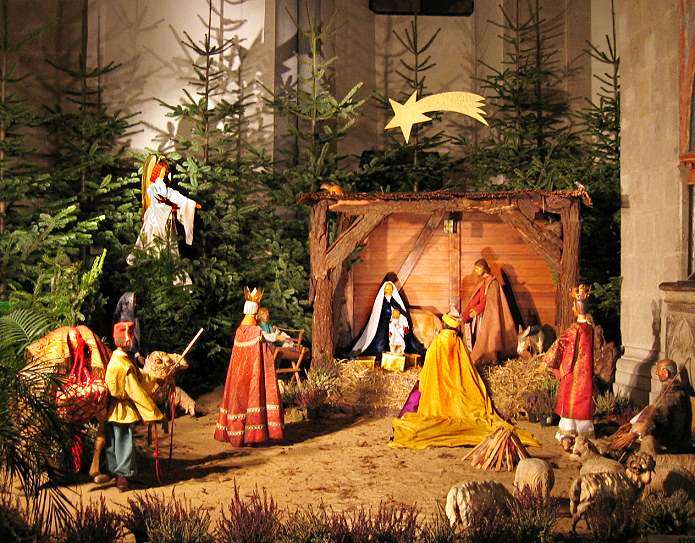 Unter dem Christbaum wird eine Krippe aufgestellt, d.h. ein kleiner aus Holz nachgebildeter Stall, in dem das neugeborene Jesuskind mit seinen Eltern, den Hirten und den Tieren liegt.