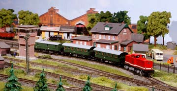 Donnerbüchsen und Rekowagen bilden Kombinationen mit der typischen DR-Nebenbahnmaschine. Rechts ein Blick auf die Güterbahnhofgleise. Während die 86 ausfährt rollt die sächs.