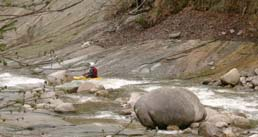 Ein Wochenende im Berner Oberland Am Morgen des 1. Mai fuhren wir ins Berner Oberland, um Wildwasserflüsse mit dem Kajak zu befahren.