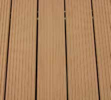 12 13 Barfußdiele aus WPC (WoodPasteComposits) Unglaublich langlebig: durch die Kombination aus Holz (Anteil meist bis 70 %) und