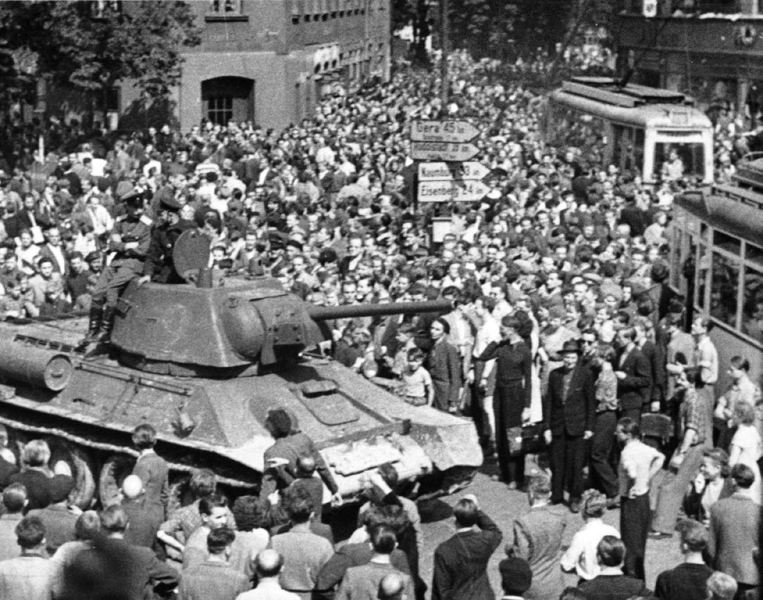 38 STAATSSICHERHEIT. EIN LESEBUCH ZUR DDR-GEHEIMPOLIZEI 39 Sowjetischer Panzer auf dem Holzmarkt in Jena am 17. Juni 1953 Stadtarchiv Jena Am Morgen des 15.