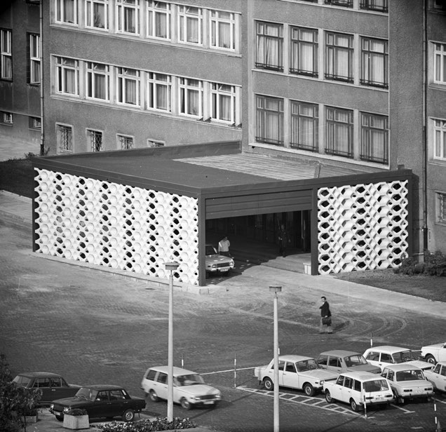 58 DAS AREAL DER DDR-STAATSSICHERHEIT IN LICHTENBERG 59 Sichtblende am Eingangsbereich des Dienstsitzes von Mielke ab 1975/76 BStU, MfS, ZAIG/Fo/598, Bild 73 sowjetische Besatzungsmacht.