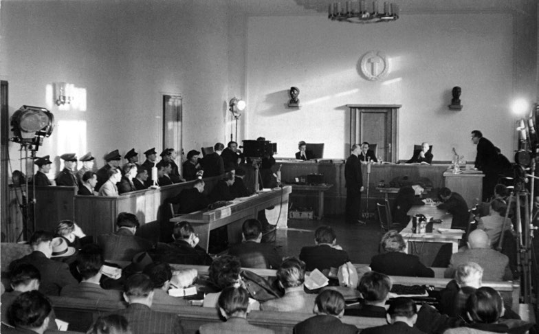 (rechts) gratulieren dem Justizminister Max Fechner (Mitte) zum 60. Geburtstag, 27. Juli 1952. Ein Jahr später war Fechner in Ungnade gefallen und befand sich selbst in Stasi-Haft.