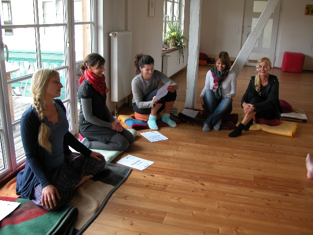 Die Yogalehrerausbildung an der Yoga-Schule Rosenheim (RYT 500) In der Yogalehrerausbildung wird ein fundiertes Wissen von Yoga vermittelt.