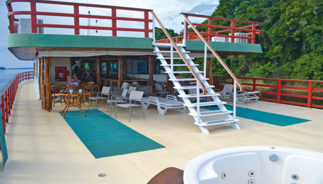 Das Boot besteht aus drei Decks sowie einem Sonnen- und Beobachtungsdeck, von dem Sie einen überwältigenden Panoramablick auf die umliegende Landschaft genießen.