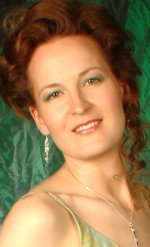 Verena Krause Dirigentin Gemischter Chor Röschenz Verena Krause, Sopran, erhielt ihre Gesangsausbildung am Mozarteum in Salzburg, am CNSMD in Paris und in der Opernklasse der Schola Cantorum