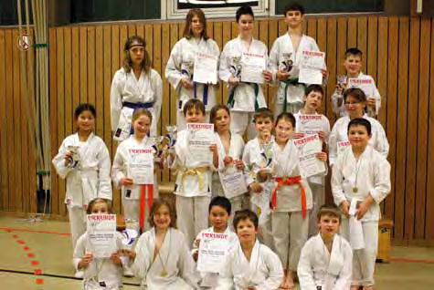 Karate Spass beim Blau-Weiss-Kinder-Kata-Cup 2012 Am 15. Dezember 2012 veranstaltete die Karate-Abteilung ein Kata- Turnier für Kinder bis 14 Jahre in der Sporthalle der Waldschule.