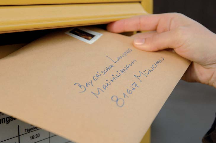 6 7 Sie möchten eine Eingabe an den Bayerischen Landtag richten? So gehen Sie vor: Sie haben mehrere Möglichkeiten: Reichen Sie Ihre Petition schriftlich (als Brief oder als Fax) ein!