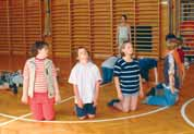 DIDAKTISCHE UMSETZUNG In einem ersten Schritt beginnt der/die LehrerIn, die Kinder in einer leeren Sporthalle frei im Raum bewegen zu lassen.