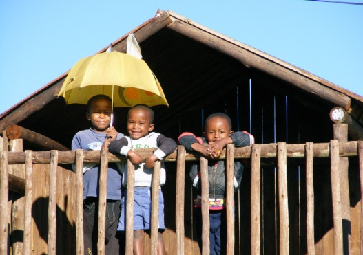 SOS-Kinderdorf Die Hauptstadt Lesothos ist zugleich die einzige größere Stadt des Landes. Sie liegt im Westen, nur durch den Grenzfluß Caledon von Südafrika getrennt.