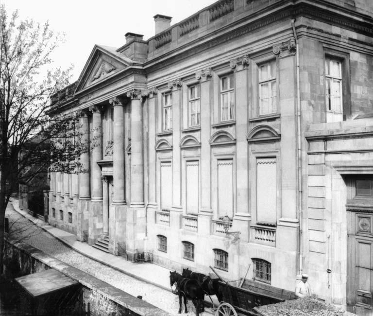 812 5. Dokumentation Abbildung 5.86: Straßenfront des Stadthofs, um 1900.