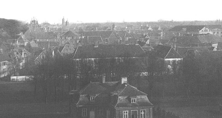 Darunter befand sich diese erste photographische Gesamtansicht der Stadt von 1857, auf der vom Schloß aus gesehen der Galensche Komplex (Ausschnitt) zu sehen ist. Am 28.05.