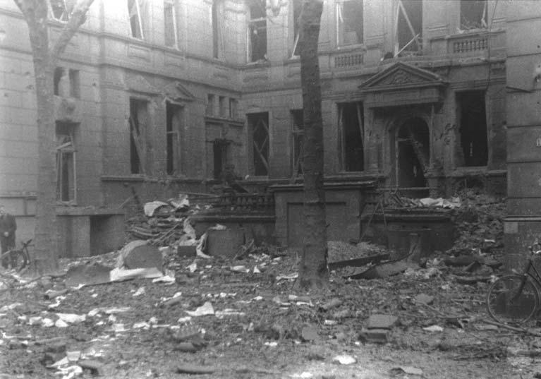 1002 5. Dokumentation Abbildung 5.175: Blick in den Ehrenhof nach einem Bombenangriff. Jack, um 1943. in einer Bischofschronik.