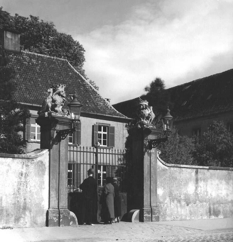 712 5. Dokumentation Abbildung 5.27: Eingangstor des Galenschen Stadthofs. Lindemann, 1930er Jahre. und die Geheime- und Kriegs-Kanzlei konnte dorthin verlegt werden.