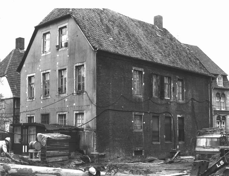 734 5. Dokumentation Abbildung 5.37: Rückseite des Stadthofs Beverförde zu Stockum, Bauzustand vor der Restaurierung. Ulf-Dietrich Korn, April 1972.