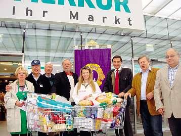 Erfolg für Lions Aktionstag Ein Produkt mehr im Einkaufswagen hilft! Die österreichischen Hilfsorganisationen LEO und LIONS Clubs starteten in Kooperation mit dem MERKUR Markt am Samstag, den 8.