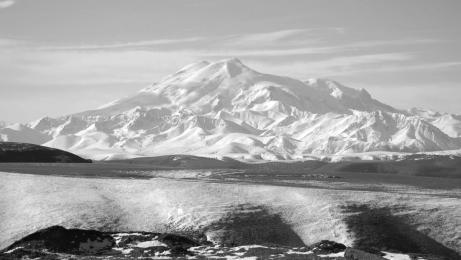 Der Elbrus ist mit 5 642 Metern der höchste Berg Russlands. Der größte See Europas ist der Ladogasee. Er liegt nordöstlich von Sankt Petersburg.