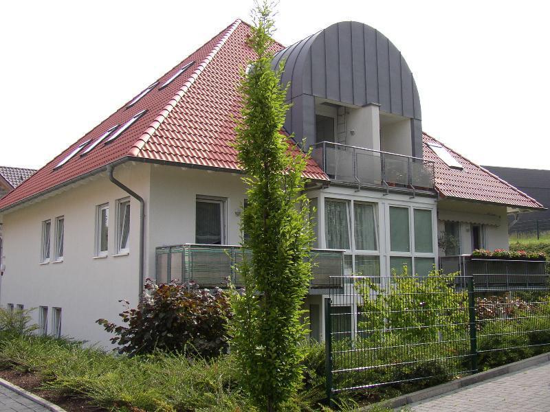 Moderne 3,5-Raum-Wohnung mit Sonnenbalkon in ruhiger Ortsrandlage 0-1428 - 365 In der Karte wird nicht der exakte Standort der Immobilie angezeigt.