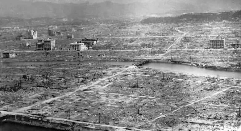 [61] Stadtzentrum von Hiroshima nach dem Abwurf der ersten Atombombe Eine unkontrollierte Kettenreaktion kann nur auftreten, wenn zwei Voraussetzungen erfüllt sind: 1.