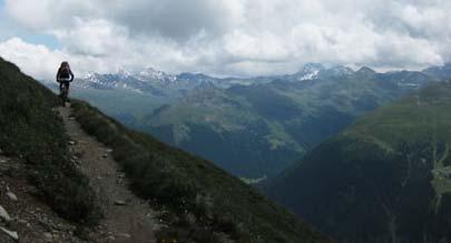 Auch der Waldlehrpfad der Lenzerheide wartet mit einem trickreichen Singletrack auf. Vom Parpaner Rothorn aus geht s über knifflige Passagen hinunter zum Älplisee.