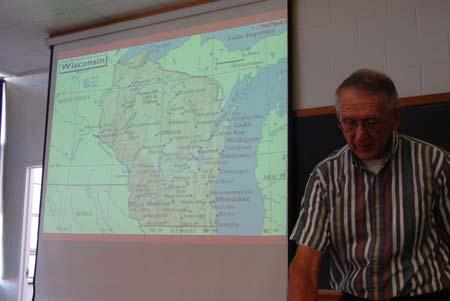 Milchviehhaltung in Wisconsin Bericht der Dienstreise von 6.-13. Sept. 2004 Leopold KIRNER, BA für Agrarwirtschaft 1 Ziel der Dienstreise Die USA sind führend in der Milchvieh- Forschung.